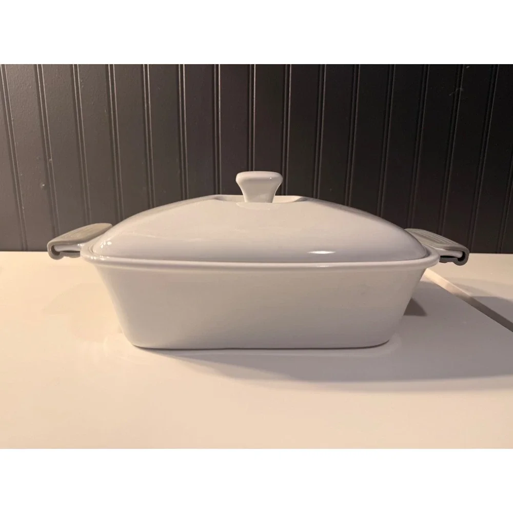 Wolfgang puck 3 quart casserole dish with lid and grey silicone handles